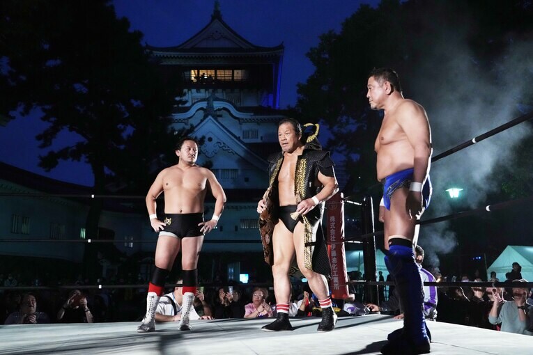 LEONA、永田裕志とともにリングに上がった藤波辰爾　©Essei Hara