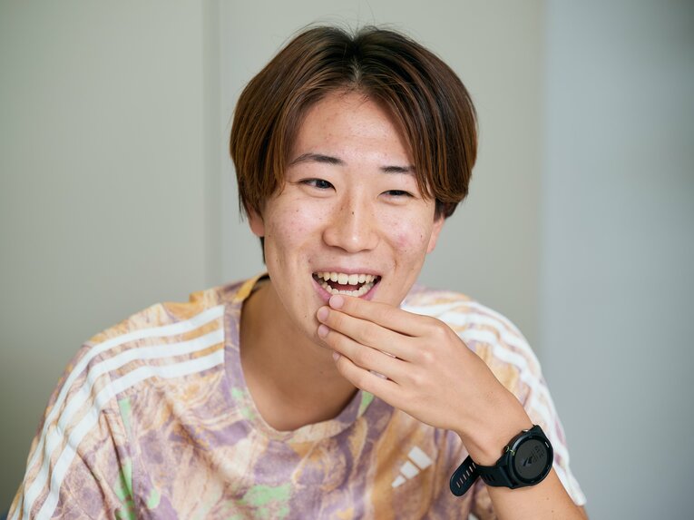 「陸上界の異端児をめざす」と笑う成沢　©Yuki Suenaga