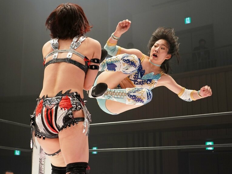 デビュー戦で林下詩美にドロップキックを放つ天咲光由