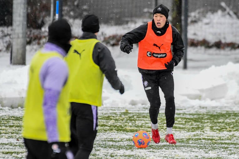 雪の中で練習する安藤智哉。インタビューでは、異国での生活に適応しようとするポジティブな姿が印象的だった　©︎AFLO