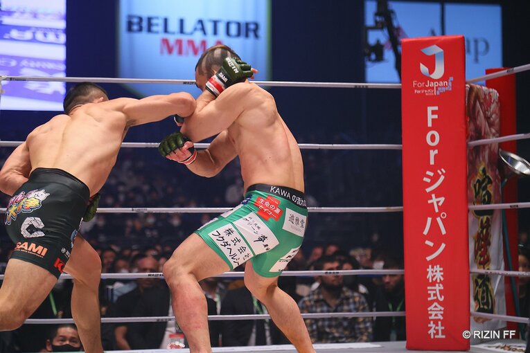 中堅戦。扇久保博正vs.堀口恭司　©RIZIN FF