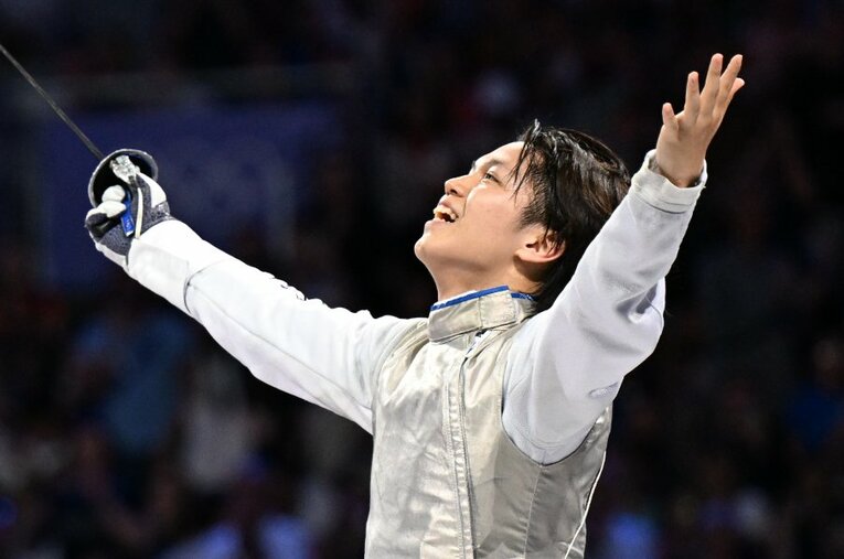 フェンシング男子フルーレ団体で日本のアンカーを務めた飯村一輝。金メダル獲得の瞬間、グラン・パレの大歓声を一身に浴びる ／ photograph by Naoya Sanuki/JMPA