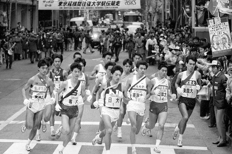 箱根駅伝で史上初の生中継が行われた第63回大会の往路スタートの様子 ／ photograph by KYODO