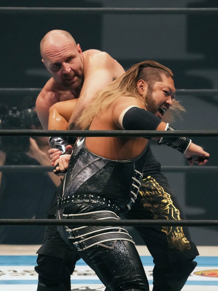 王者ジョン・モクスリーとEVILによるIWGP戦。6月9日、大阪城ホール　©Essei Hara