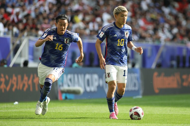 バーレーン戦での毎熊と堂安　©Getty Images