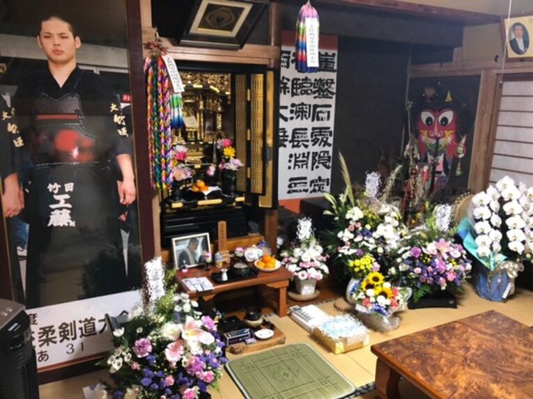 この夏、仏壇に置いていた剣太さんの竹刀と道着をしまったという　©家族提供