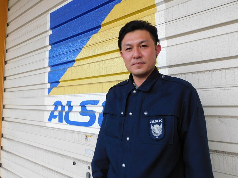 「ALSOK秋田」で現金輸送の仕事に従事する現在の辻内さん　©︎Haruka Sato