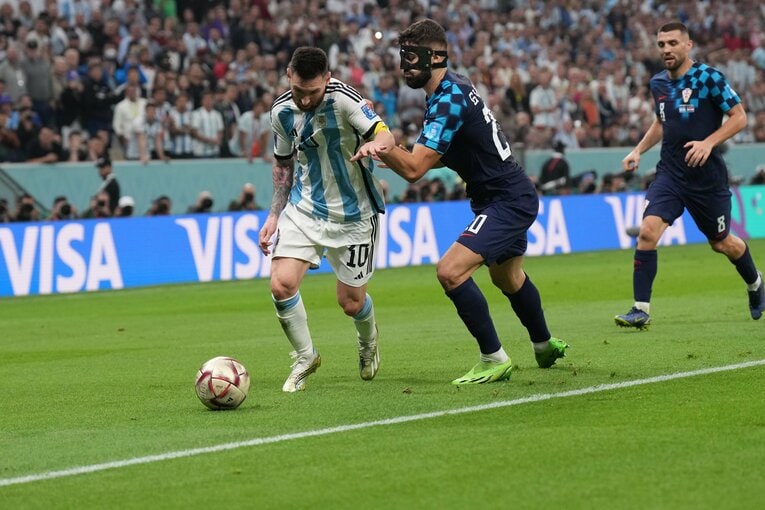 準決勝のクロアチア戦。日本を苦しめたDFグバルディオルを、メッシがぶち抜いたシーン　©JMPA