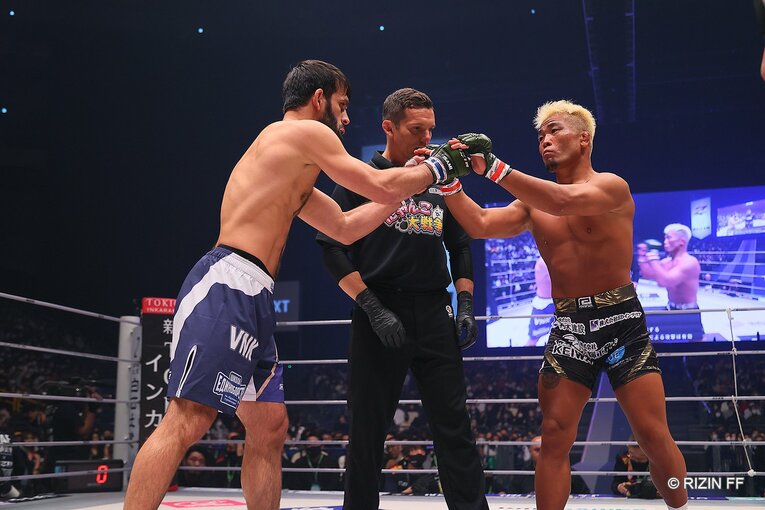 先鋒戦。武田光司vs.ガジ・ラバダノフ　©RIZIN FF
