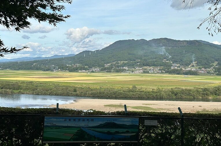 【高館義経堂】岩手県南部の平泉にある「高館義経堂」からの眺望。平泉随一といわれている