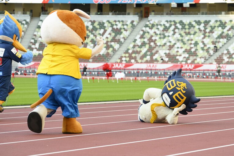 虎ノ門をアピールするサラリーマンのカモ虎課長はなんと二日酔い　©︎Hirofumi Kamaya