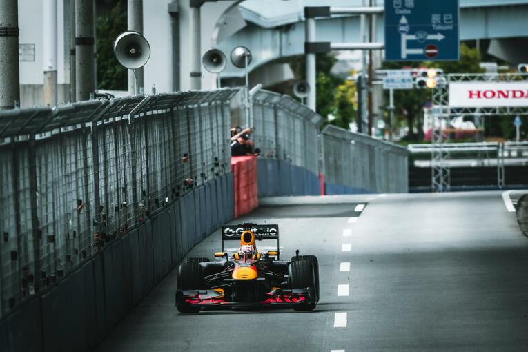 角田とレッドブルが東京・お台場で派手にデモランした『Red Bull Showrun x Powered by Honda』の模様　©Getty Images / Red Bull Content Pool