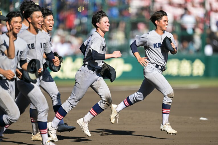 【比較…2023年の慶応】サラサラヘアーをなびかせ走り出す丸田（右から２人め）ら慶応高の選手たち　©︎Nanae Suzuki