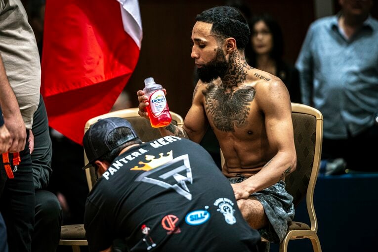 計量後、ネリはエナジードリンクで栄養補給　©Takuya Sugiyama