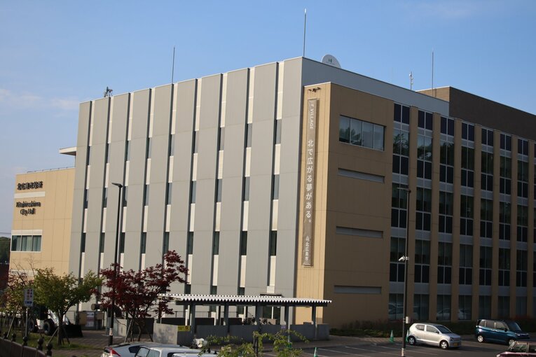 球場への経路にある北広島市役所  ©Kou Hiroo