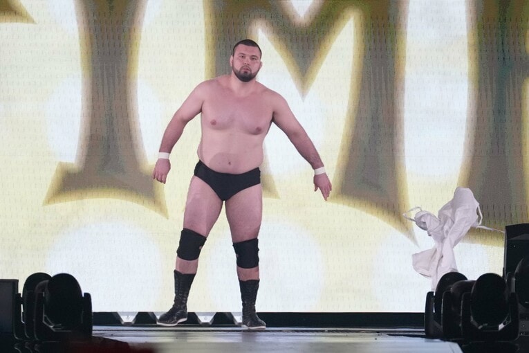 柔道着を脱ぎ捨て、黒のショートタイツとリングシューズになったウルフアロン　©Essei Hara