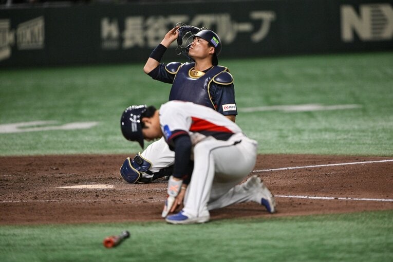 韓国のランナーを本塁タッチアウトにする中村悠平【4枚目／全4枚】　©Nanae Suzuki