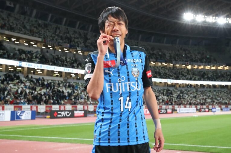 出場こそなかったが、中村憲剛は現役ラストゲームを天皇杯優勝という形で締めくくった ／ photograph by YUTAKA/AFLO SPORT