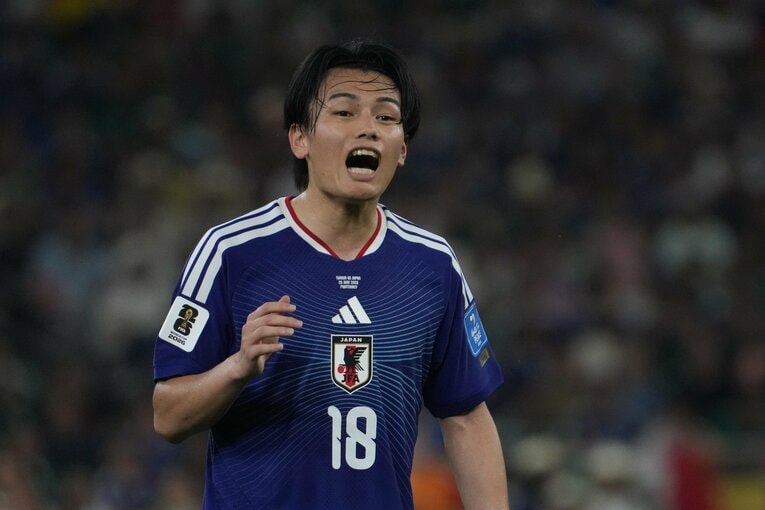 上田綺世が鈴木唯人に言葉をかける　©Masashi Hara