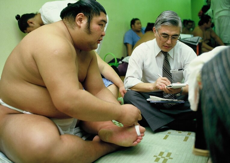 取材を受ける琴風（1984年撮影）©Sports Graphic Number