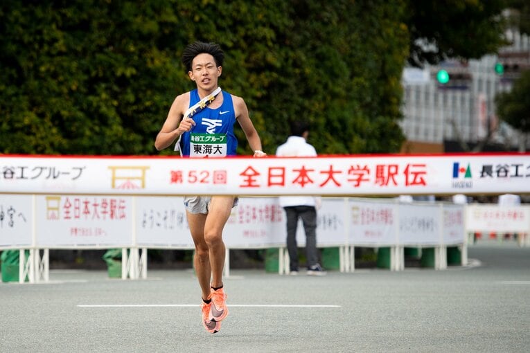 ゴール直前で駒大・田澤廉に抜かされ、2位でゴールする東海大・名取燎太　©BUNGEISHUNJU