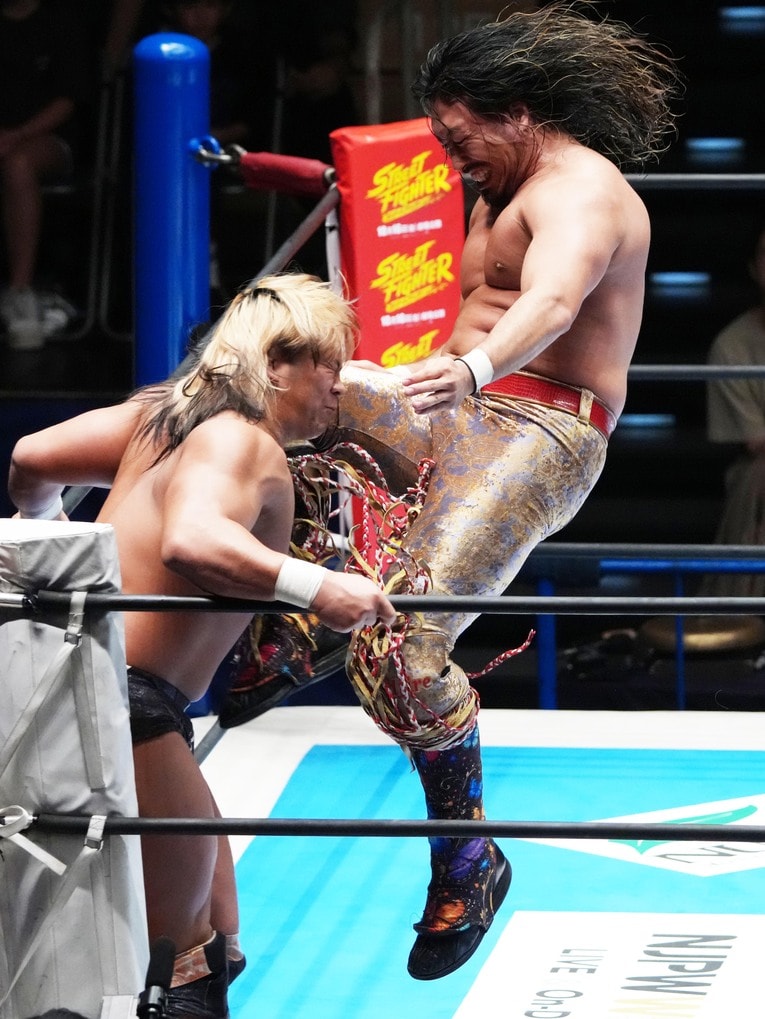 コーナーの大岩陵平にヒザをぶち込む辻陽太。10月6日、後楽園ホール　©Essei Hara