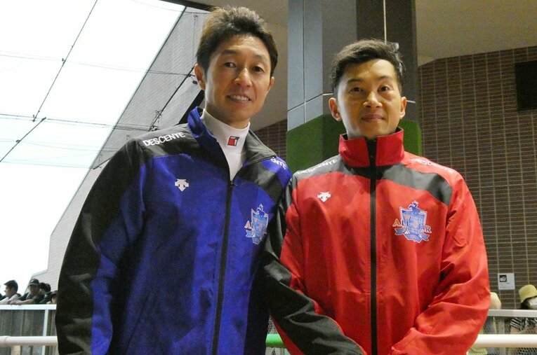 8月下旬、札幌競馬場で再会を果たした武豊と宮川実（高知）。じつは同じ時期にケガからの復帰を目指していた繋がりがあった ／ photograph by Oaks Inoue