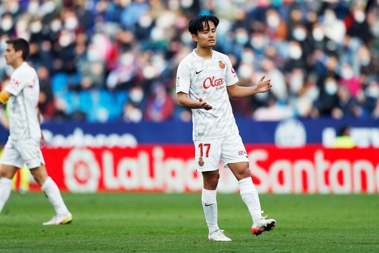 敵地の少年ファンから「KUBO！」と声が飛ぶ人気の中… 久保建英が“万全でなくても”フル出場で頼られた理由〈撮影者の視点〉(30)