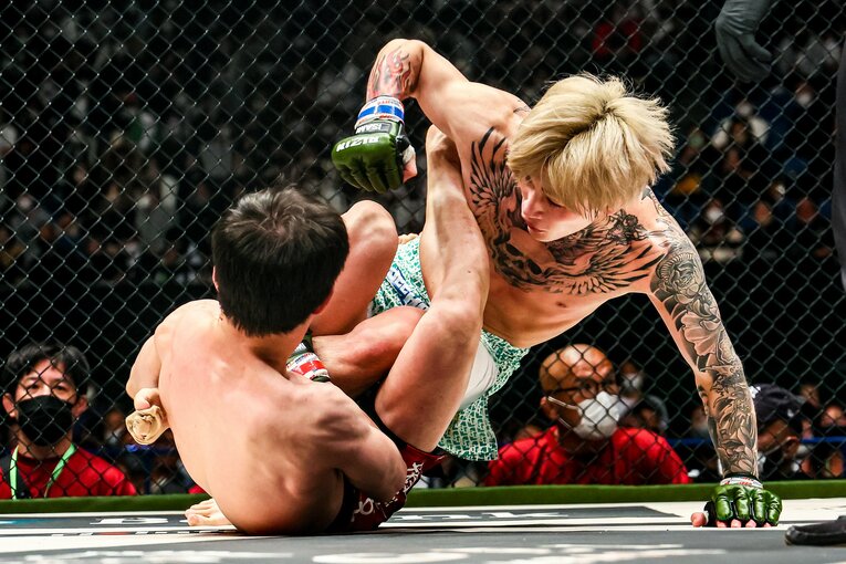 弥益の足関節技にも冷静に対処、パンチを落としていった　©RIZIN FF Susumu Nagao