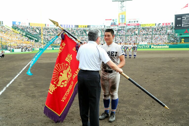 2019年の夏の甲子園で日本一に輝き、優勝旗を受け取る野口　©JIJI PRESS