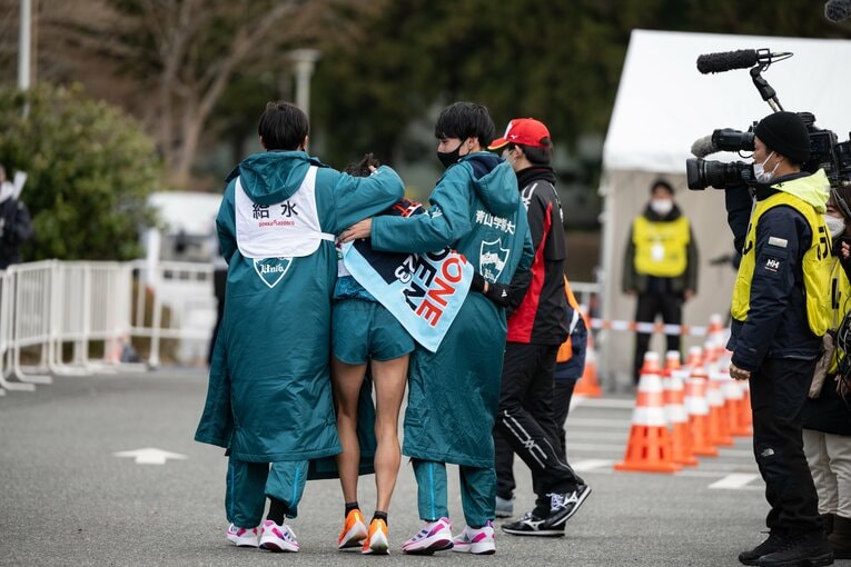 ゴール後の青学大5区、脇田幸太朗を支える選手たち　©Nanae Suzuki