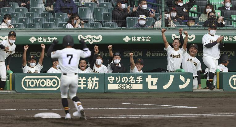 2回裏、7番上原の先制2点タイムリーを喜ぶ具志川商ベンチ　©KYODO