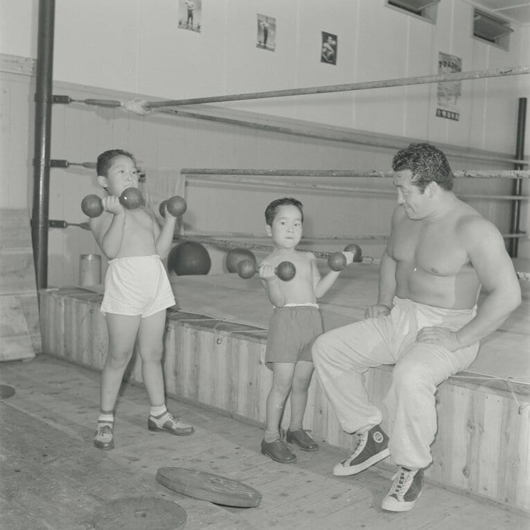 子どもと練習する力道山　©BUNGEISHUNJU