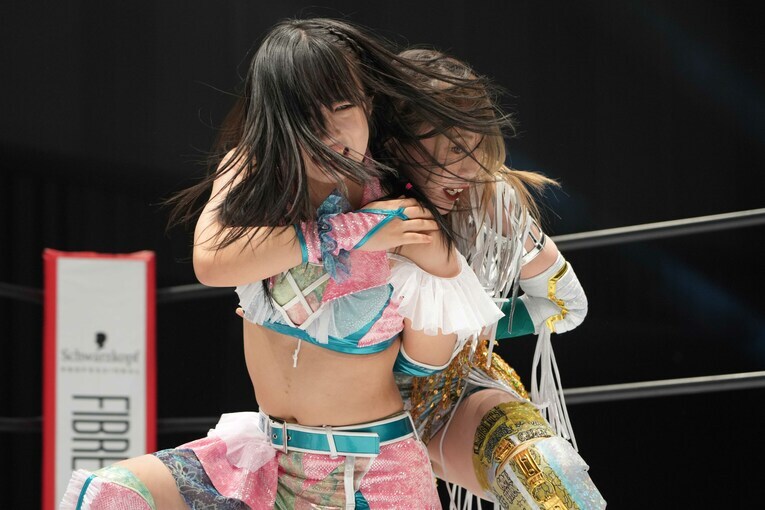 上谷沙弥に腕を取られる玖麗さやか 　©Essei Hara