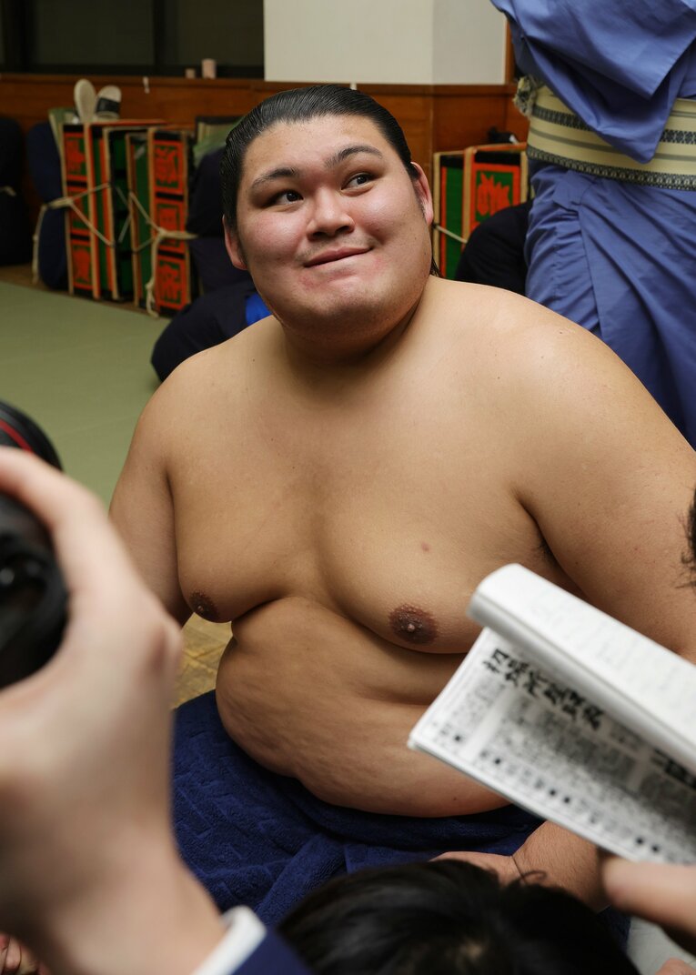 初場所12日目、横綱・照ノ富士に敗れ、支度部屋で記者団の取材に応じる大の里　©JIJI PRESS