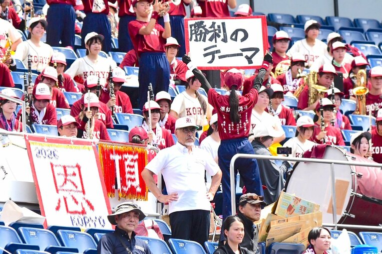 ZOZOマリンスタジアムで応援する拓大紅陵吹奏楽部（2026年7月撮影）。真ん中のポロシャツ姿の男性が同校吹奏楽部顧問・吹田正人氏だ  写真提供／拓大紅陵高校吹奏楽部顧問・吹田正人氏
