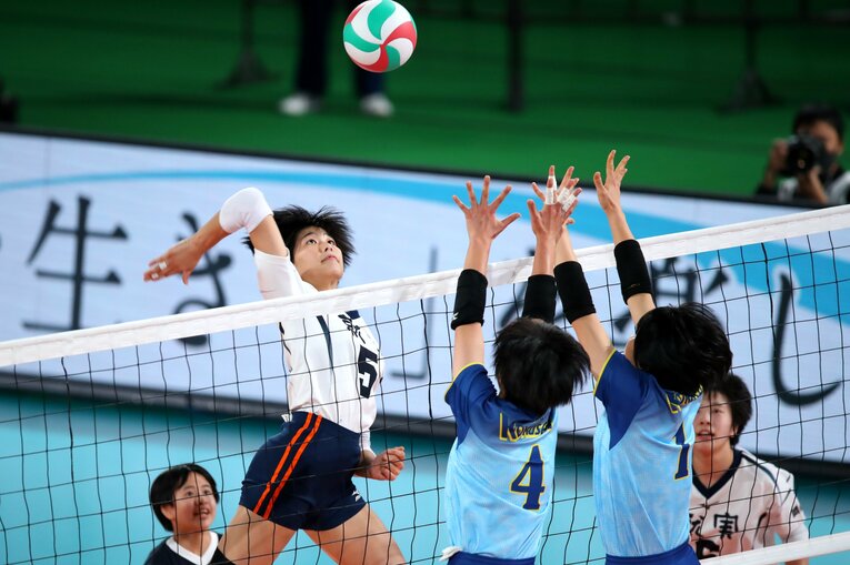 スパイクを放つ妹・つぐみ（2021年）©︎Yohei Osada/AFLO SPORT