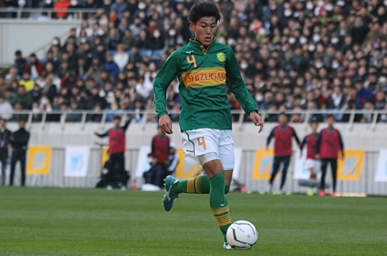 右サイドバックとしてエース松村をサポートした田邉。後半は中央からビルドアップに加わり、反撃の流れを作った。 ／ photograph by Takahito Ando