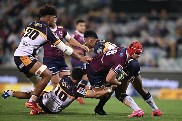 赤のヘッドキャップが目立つNo.8ハリー・ウィルソン。日本で言う大学4年にあたる20歳はワラビーズのスコッド入りを果たした ／ photograph by Getty Images