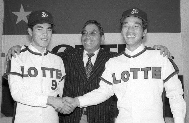 1978年のロッテ新入団選手発表。左から江本裕人（米沢商）、山内一弘監督、落合博満（東芝府中）　©Sankei Shimbun