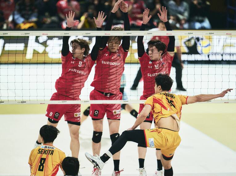 大宅真樹、小野寺太志、高橋藍（サントリーサンバーズ大阪）　©︎Yuki Suenaga