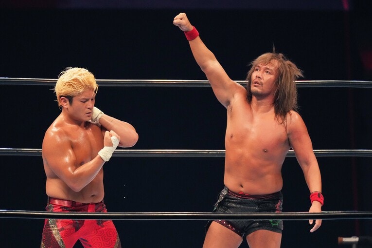 敗れた拳王にポーズを促す内藤哲也