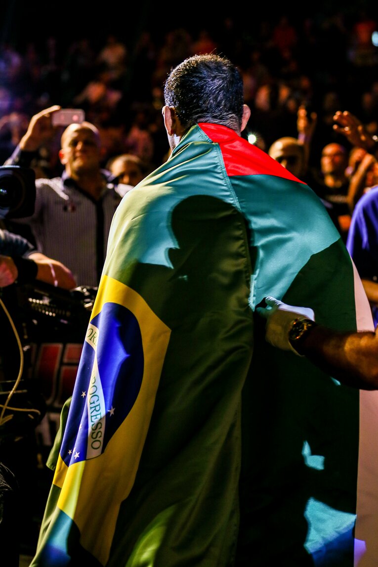 ブラジル国旗をまとって入場したノゲイラ