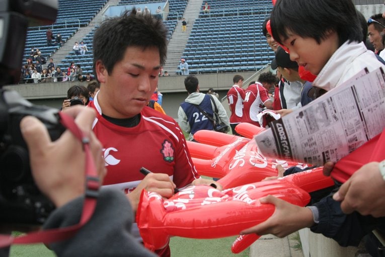 デビュー戦から多くのファンにサインを求められた　©︎Nobuhiko Otomo