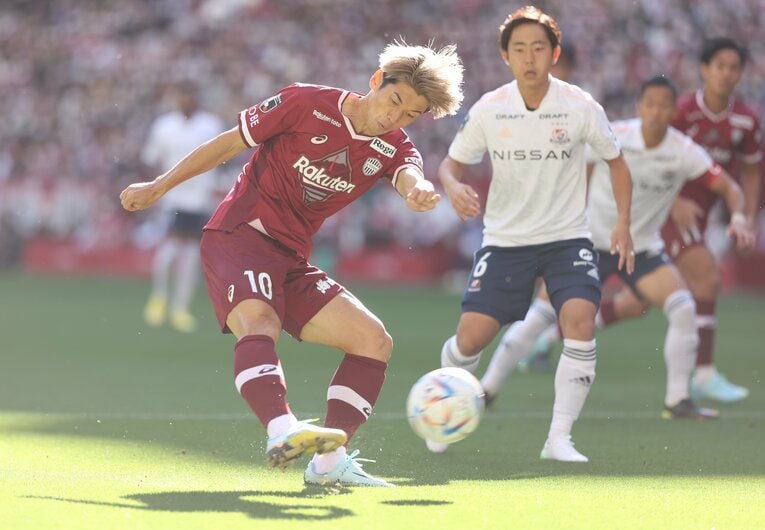 前半、シュートを放つ大迫　©JIJI PRESS