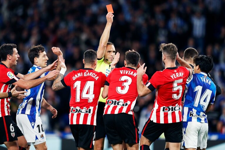 「“クボの疑惑PK”を写真で見ると」「日本代表ユニの少年も」ダービー熱狂のゴラッソ…映像で伝わりきらない“MVP久保建英”の英雄ぶり(53)