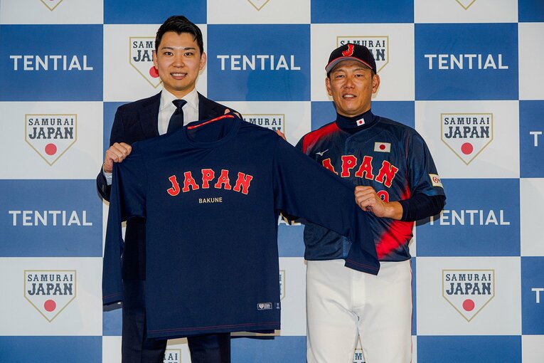 侍ジャパンのオフィシャルパートナーとして契約したTENTIALの中西裕太郎代表取締役（左）と井端弘和監督　©TENTIAL