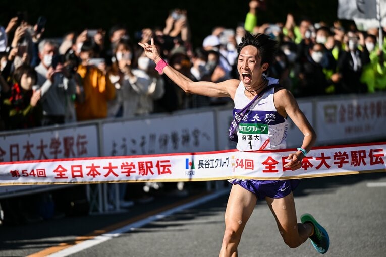 全日本大学駅伝の3連覇を成し遂げ、3本指を掲げる花尾。箱根では「3冠」の3本指となるか　©Nanae Suzuki