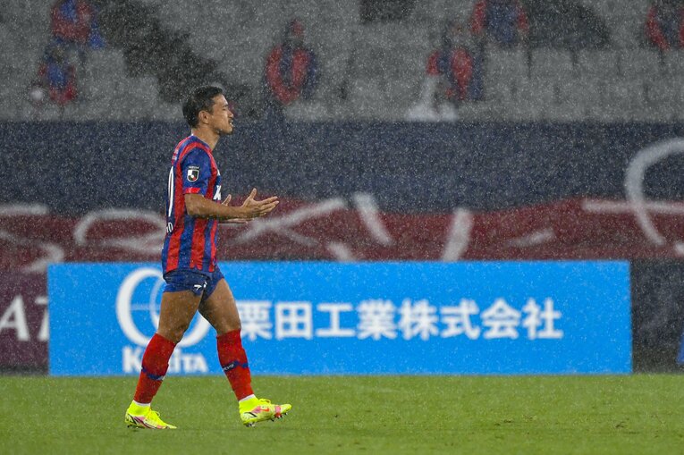 久々にFC東京に復帰した2021年の長友佑都　©Takuya Sugiyama