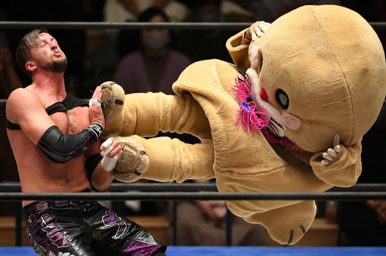 1月3日に後楽園ホールで開催されたDDTでドロップキックを放つポコたん（男色ディーノがプロデュースしたゆるキャラ）。オミクロン株拡大前のマット界は“日常”を取り戻しつつあった ／ photograph by Masashi Hara